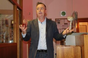 Chris Haycock doen sy aanbieding